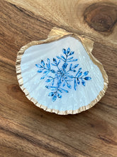 Load image into Gallery viewer, Snowflakes Hanging Shells