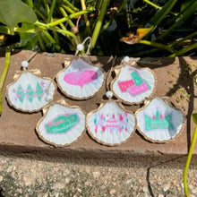 Load image into Gallery viewer, Retro Christmas Shells