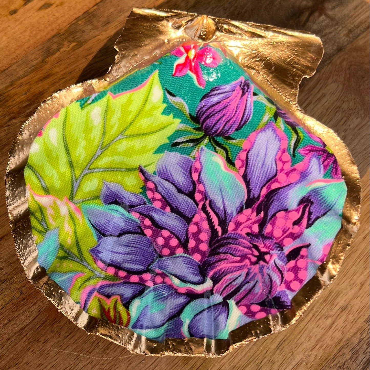 Neon Botanica Coastal Shell – Handcrafted Tropical Seashell Decor
